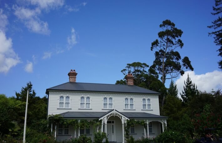 House in 1300 N Highland Ave Los Angeles